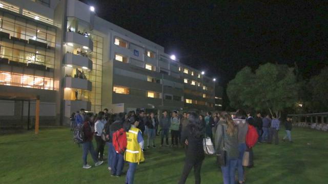 Miles de personas participaron esta noche del simulacro nocturno de sismo y tsunami en 10 regiones del país (Foto: Zenaida Condori)