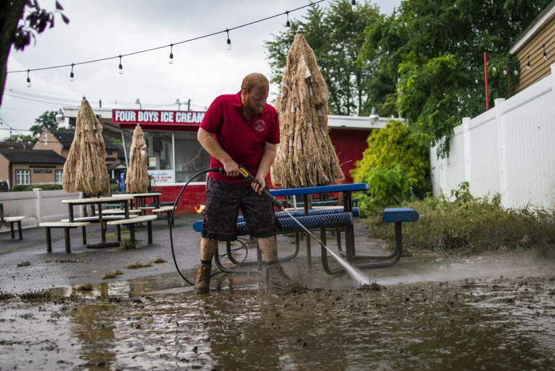 Un trabajador limpia el área exterior de la heladería Four Boys tras el paso de la tormenta tropical Henri en Jamesburg, Nueva Jersey, el lunes 23 de agosto de 2021. (AP Photo / Eduardo Muñoz Alvarez)