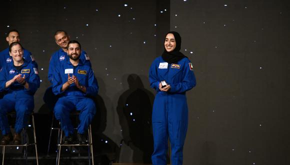 Nora AlMatrooshi, candidata a astronauta Artemis de la NASA graduada, sonríe durante una ceremonia. (Foto: AFP)