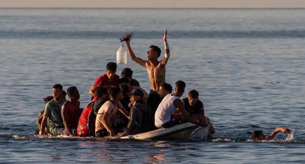 Un grupo de inmigrantes intenta cruzar a España a bordo de una barca cerca de la playa ceutí de El Tarajal este miércoles. (Foto: EFE/Brais Lorenzo)