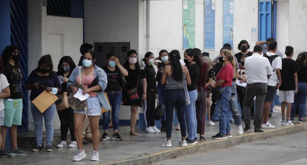 Las personas acuden a Migraciones para tramitar sus documentos, pero deben hacer cola y esperar por horas. (Foto: Renzo Salazar / EC)