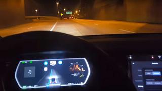 Youtube: Intenta recrear el accidente mortal de Tesla y casi le pasa lo mismo