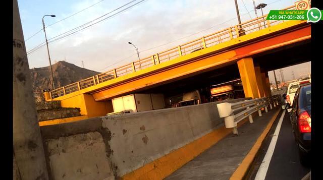 WhatsApp: no calculó altura y quedó atrapado en puente Huánuco - 4