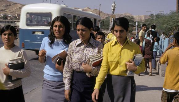 Estudiantes en Irán en los años 70. (PAOLO KOCH/GAMMA-RAPHO VÍA GETTY IMAGES).