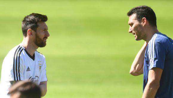 Lionel Messi conversando con el entrenador de Argentina. (Foto: AP)