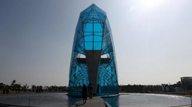 Mira esta impresionante iglesia de cristal con forma de zapato - 2