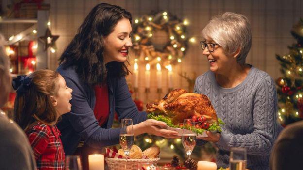 El ambiente de la temporada festiva puede condicionarnos a esperar grandes cantidades de comida. (Foto: Getty Images)