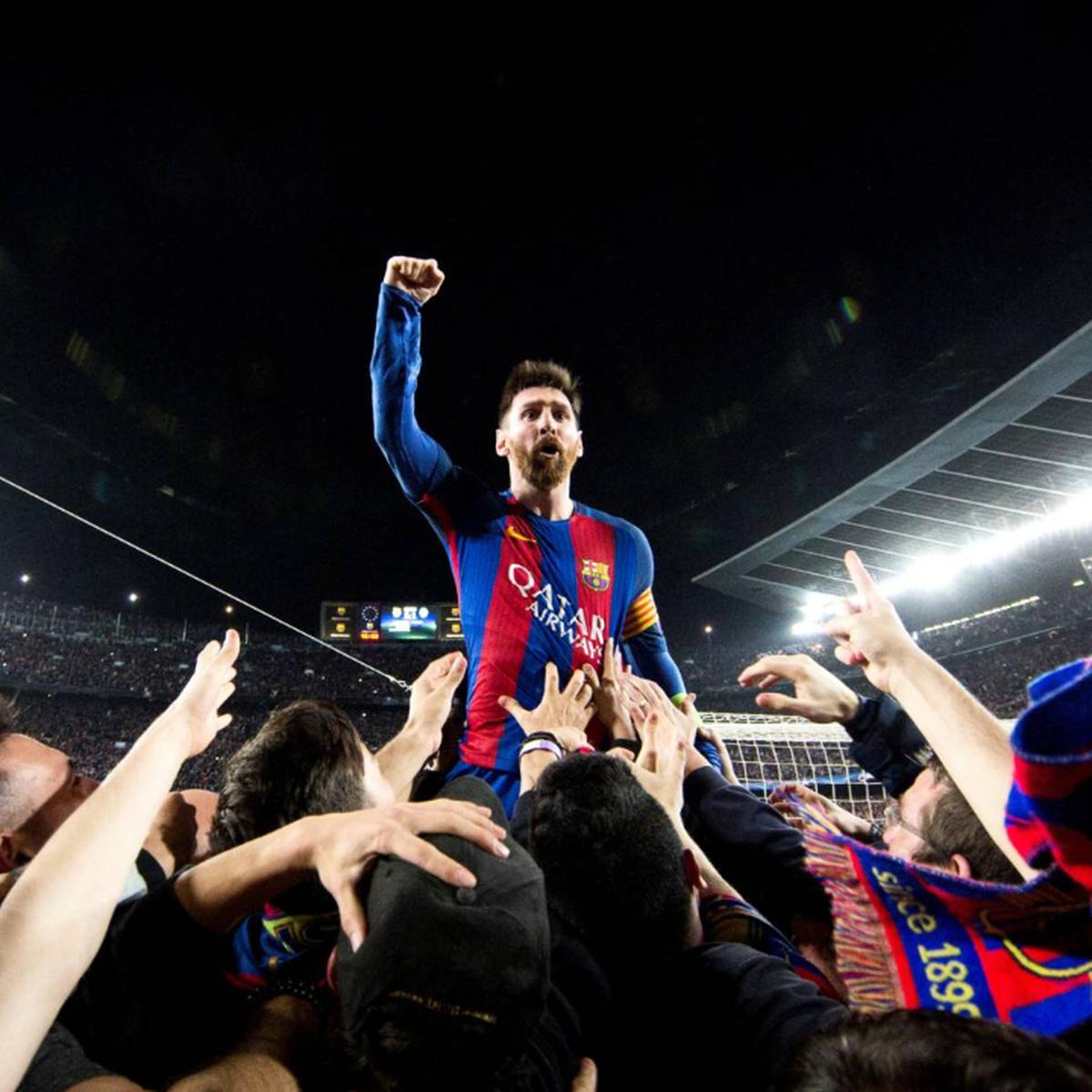 Cristiano Ronaldo muestra la camiseta al Camp Nou a lo Messi