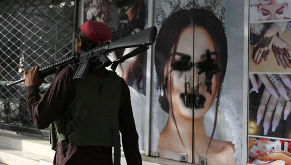 Imágenes de mujeres maquilladas han sido pintadas en Kabul los últimos días. (AFP).