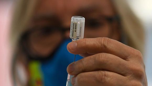 Una trabajadora de la salud sostiene una jeringa con la vacuna Janssen de Johnson & Johnson contra el COVID-19. (Foto: AFP/ PIERRE-PHILIPPE MARCOU)