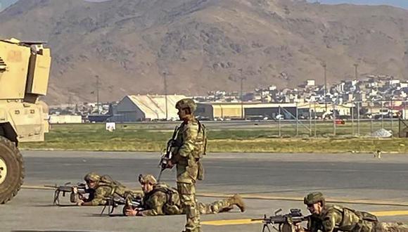Soldados estadounidenses toman sus posiciones mientras aseguran el aeropuerto de Kabul, capital de Afganistán, el 16 de agosto de 2021. (SHAKIB RAHMANI / AFP).