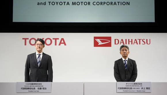 Presidente de Toyota Motors, Koji Sato (izquierda) anunció a Masahiro Inoue (derecha) como nuevo presidente de Daihatsu. (Foto: EFE/EPA/FRANCK ROBICHON)
