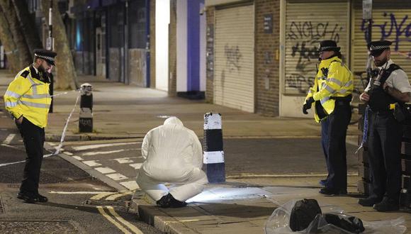 Policías trabajan en la escena de un tiroteo en el norte de Londres, el sábado 14 de enero de 2023, que dejó al menos cuatro personas heridas. (Foto de James Manning / PA Wire)