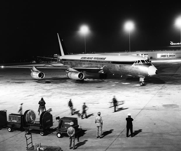 Callao, 30 de diciembre de 1965. Imagen del avión de Aerolíneas Peruanas (APSA), que realizó el vuelo inaugural de manera simbólica. (Foto: GEC Archivo Histórico)