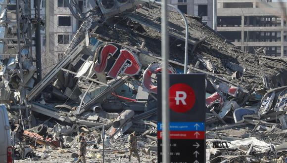 Escombros del centro comercial "Retroville", al noroeste de Kiev, bombardeado el domingo por fuerzas rusas y en el que han muerto por lo menos ocho civiles, según los primeros informes. (Foto: Sergey Dolzhenko / EFE)