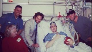 Bradley Cooper visitó a víctima que perdió las piernas en atentado de Boston