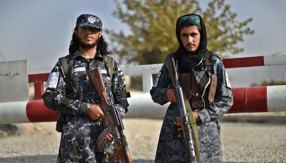 Combatientes talibanes que trabajan como fuerza policial montan guardia en la puerta de entrada de un distrito policial en Kabul. (Foto: Elise WAKIL KOHSAR / AFP)