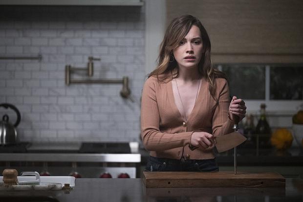 Love (Victoria Pedretti) sharpens the knife with which she plans to kill Joe at the end of season 3 "You" (Photo: Netflix)