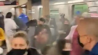 El momento en que los pasajeros huyen del metro de Nueva York: “Había humo, sangre y gente gritando”