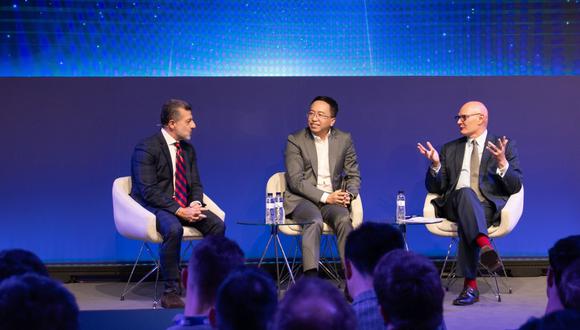 La mesa redonda se enfocó en las consideraciones para la creación de inteligencia artificial y contó con la presencia de líderes de la industria como John Hoffman (GSMA), George Zhao (Honor) y Alex Katouzian (Qualcomm).