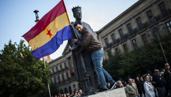 En España la indignación tiñe de morado la bandera