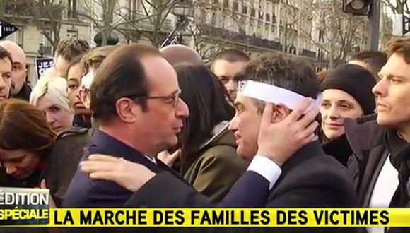 Hollande y su emotivo abrazo con sobrevivientes en plena marcha