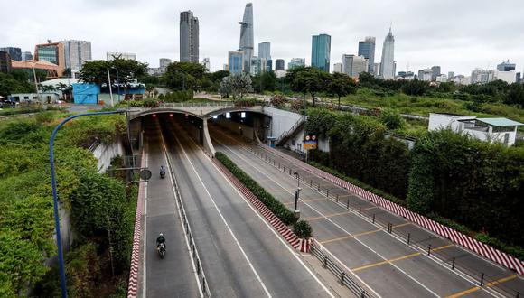 Una autopista desierta en la ciudad de Ho Chi Minh el 9 de julio de 2021, el primer día en que el gobierno de Vietnam impuso un bloqueo de dos semanas como medida preventiva para detener la propagación del coronavirus. (Huu Khoa / AFP).