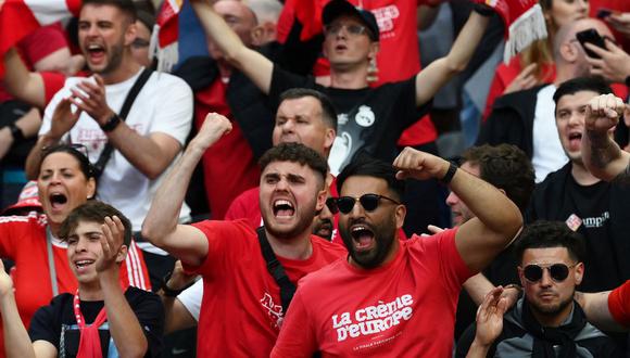 Los seguidores del Liverpool animan antes del partido de fútbol final de la Liga de Campeones de la UEFA en el Stade de France en Saint-Denis, al norte de París, el 28 de mayo de 2022. (FRANCK FIFE / AFP).