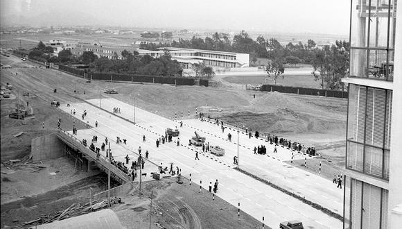 El gigantesco puente Javier Prado costó unos 5 millones de soles y fue inaugurado junto a otros 4 puentes que formaban parte de las obras del 'zanjón'. Postal de noviembre de 1966. Foto: Oscar Medrano/ GEC Archivo Histórico