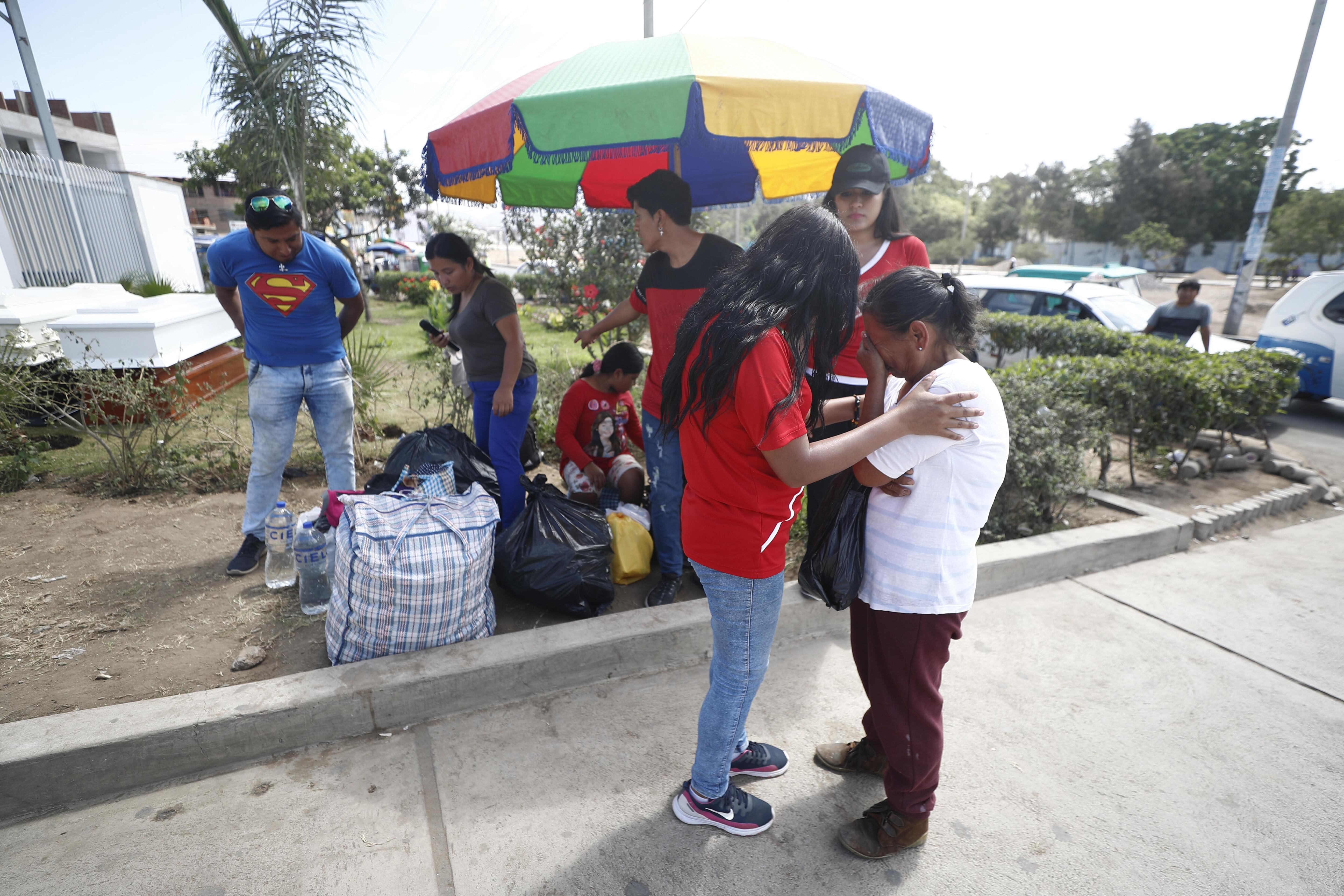 Desde que se enteró de la tragedia en Villa El Salvador, Patty Mamani, quien vive en Lurín, fue al Hospital de Emergencias de Villa El Salvador. Ahora organiza las donaciones de leche en fórmula para los niños quemados y pañales para los pacientes adultos que continúan hospitalizados (Foto: César Campos).
