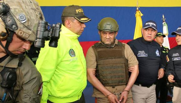 El narcotraficante colombiano Dairo Antonio Usuga David, también conocido como "Otoniel", es escoltado por agentes de policía después de que Colombia lo extradite a los Estados Unidos, en Bogotá, Colombia.