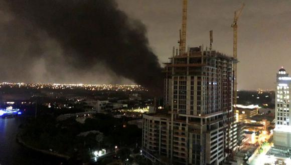 Florida: Rayo provoca incendio en subestación eléctrica dejando a oscuras a miles en Fort Lauderdale. (Reuters)