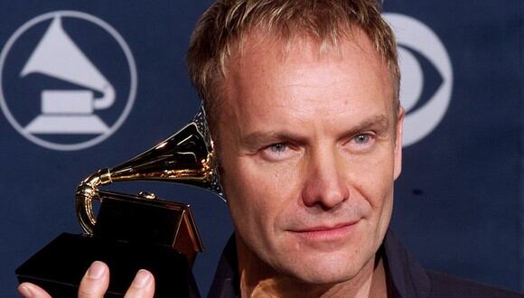 El cantante Sting se lleva el Grammy a la oreja tras ganar el premio a la Mejor Interpretación Vocal Pop Masculina por "Brand New Day" en la 42a Entrega Anual de los Premios Grammy en el Staples Center de Los Ángeles el 23 de febrero de 2000 (Foto: Lucy Nicholson / AFP)