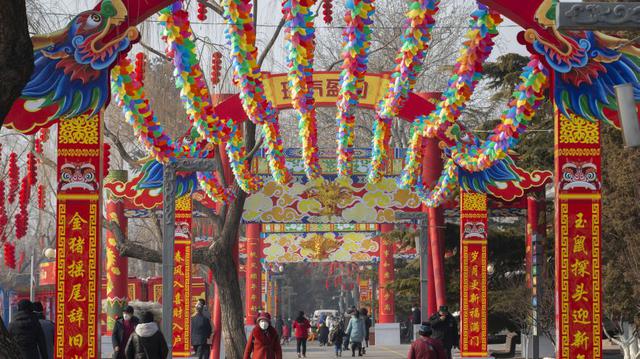 La fiesta más festiva de China comenzó a la sombra de un nuevo virus preocupante el sábado. el número de muertos superó los 40, un bloqueo sin precedentes evitó que 36 millones de personas viajaran y las autoridades cancelaron una serie de eventos del Año Nuevo Lunar.  (Foto: AP).