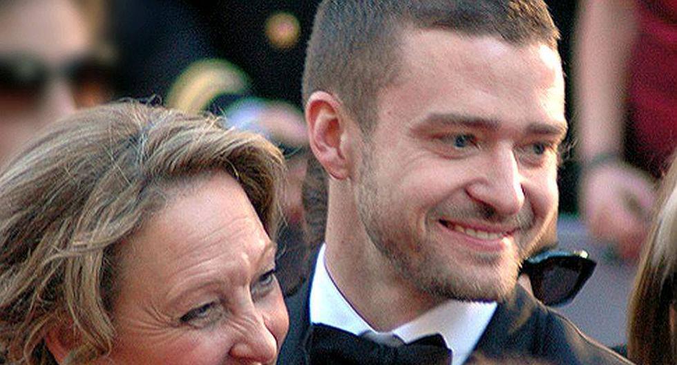 Justin Timberlake con su madre en los Premios Oscar 2011. (Foto: Wikimedia)
