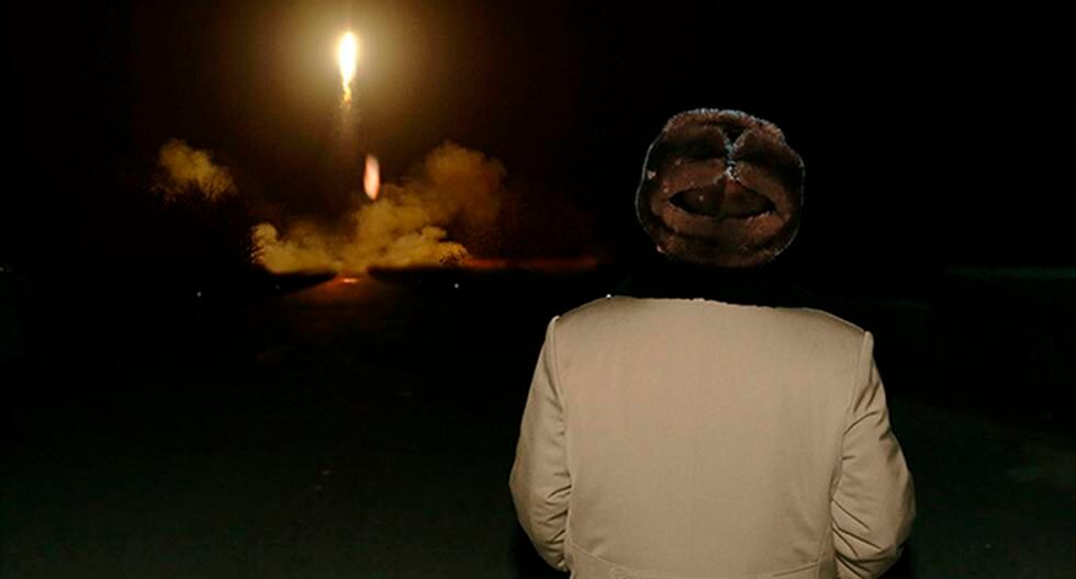 Kim Jong-un observa un lanzamiento de prueba de un misil balístico. (Foto: EFE)