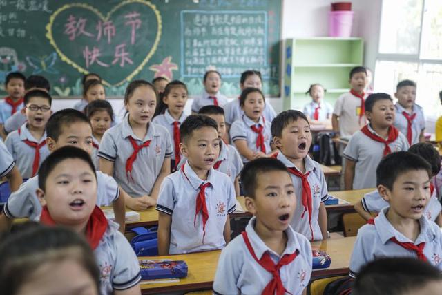 Los estudiantes de primaria asisten a una clase el primer día del nuevo semestre en Wuhan, en la provincia central de Hubei, en China, el 1 de septiembre de 2020. En esta ciudad se dio el primer caso de coronavirus civid-19 (Foto de STR / AFP).