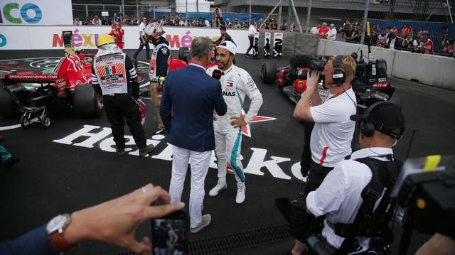 Verstappen fue el ganador del Gran Premio de México por Fórmula 1. Sin embargo, Lewis Hamilton se ubicó cuarto y sumó los puntos necesarios para consagrase pentacampeón del torneo (Foto: AP)