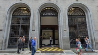 Bolsa de Sao Paulo se hunde 10% por crisis de coronavirus y suspende operaciones