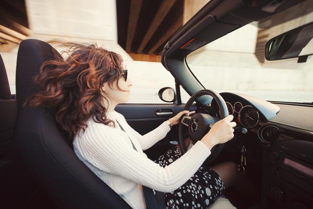 Evita malos momentos: Cómo bajar de un auto en minifalda - 1