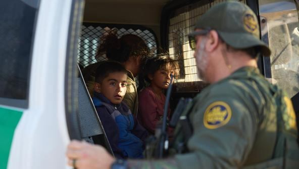 Una mujer y sus hijos abordan una camioneta de la Patrulla Fronteriza después de cruzar la frontera entre Estados Unidos y México en Jacumba, California, el 4 de junio de 2024. (CENA EFE/EPA/ALLISON).