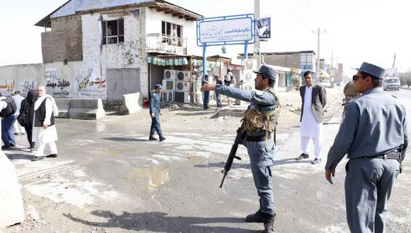 Agentes de seguridad afganos inspeccionan el lugar donde se ha producido un ataque con bomba a las puertas de la Comisión Electoral en Kabul. (Foto: EFE)