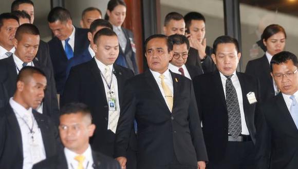 El primer ministro tailandés, Prayut Chan-o-cha, abandona el lugar tras la reunión de partidos políticos celebrada de cara a las elecciones generales en el Real Club del Ejército tailandés. (Foto: EFE)