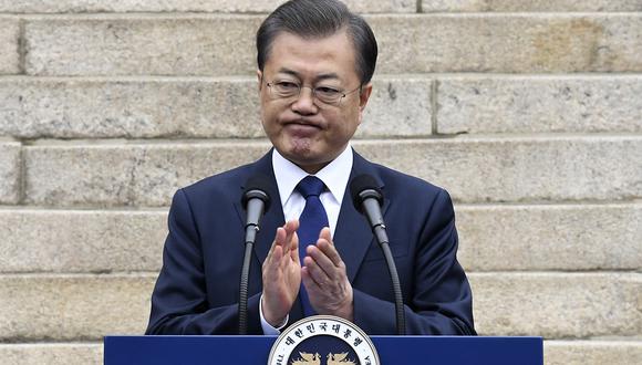 El presidente de Corea del Sur, Moon Jae-in, aplaude mientras pronuncia un discurso durante una ceremonia para conmemorar el 101 aniversario del Día del Movimiento de Independencia del 1 de marzo en Seúl. También anunció una movilización total por el coronavirus. (Foto: AFP)