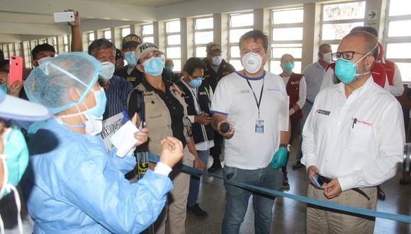 Profesionales de salud reclamaron ayuda al ministro de Salud, Víctor Zamora, para combatir la pandemia. (Foto: Laura Urbina)
