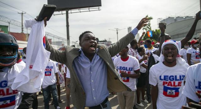 Los manifestantes cantaron consignas contra los homosexuales durante una protesta contra los derechos de los homosexuales en Puerto Príncipe, (Foto: AP / Dieu Nalio Chery)