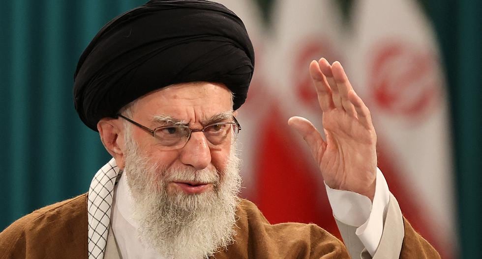 El líder supremo de Irán, el ayatola Ali Jamenei, saluda a sus seguidores durante una conferencia de prensa en Teherán el 10 de mayo de 2024. (Foto de ATTA KENARE / AFP).