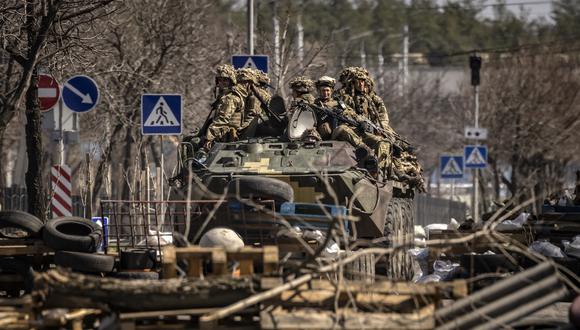 Soldados ucranianos sentados en un vehículo militar blindado en la ciudad de Severodonetsk, región de Donbass en medio de la invasión militar rusa lanzada contra Ucrania.
