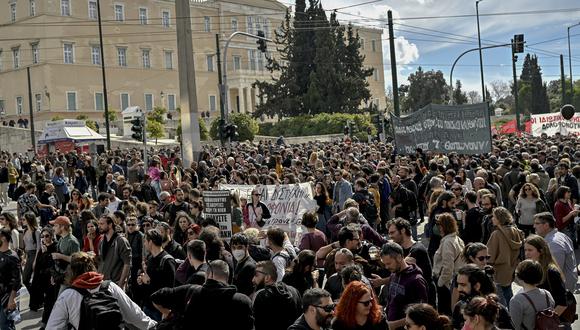 Los manifestantes se reúnen frente al parlamento griego en Atenas el 5 de marzo de 2023 durante una manifestación tras el accidente de tren mortal a última hora del 28 de febrero. (Foto de Louisa GOULIAMAKI / AFP)