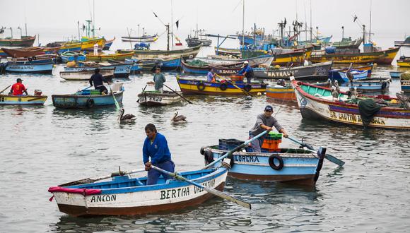 Una embarcación de pescadores volviendo de una faena de pesca. A la pandemia, se sumaron otras marejadas, como una nueva norma propuesta por SANIPES. Foto: ©Sebastian Galliani / LUMEN.